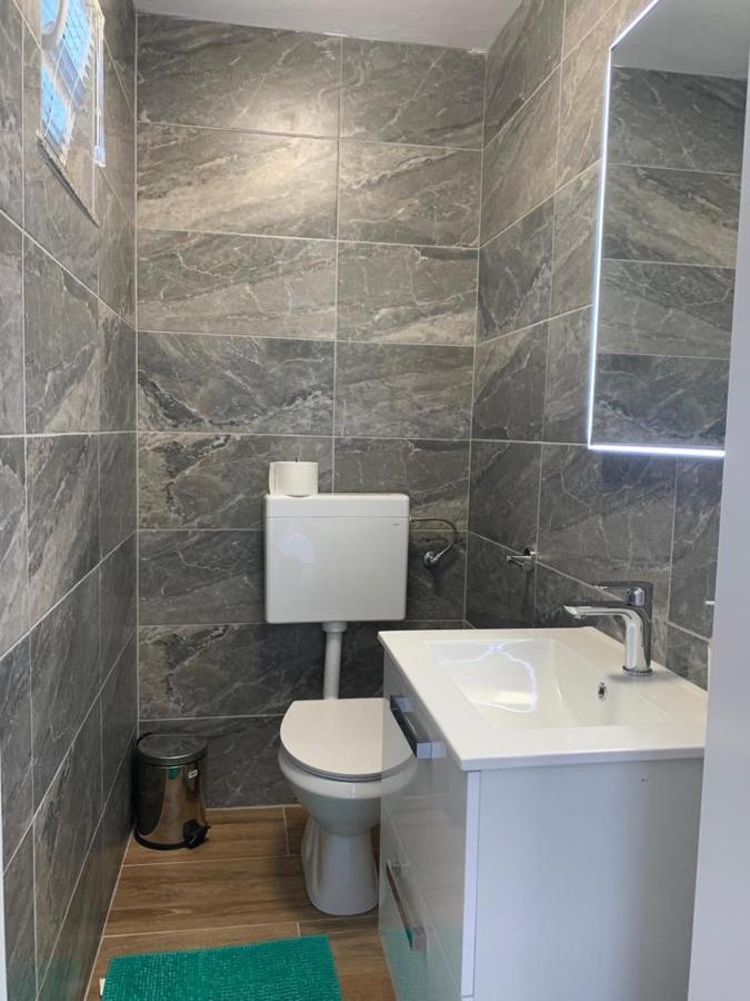 Apartmani Albatros Perusic Buitenkant foto