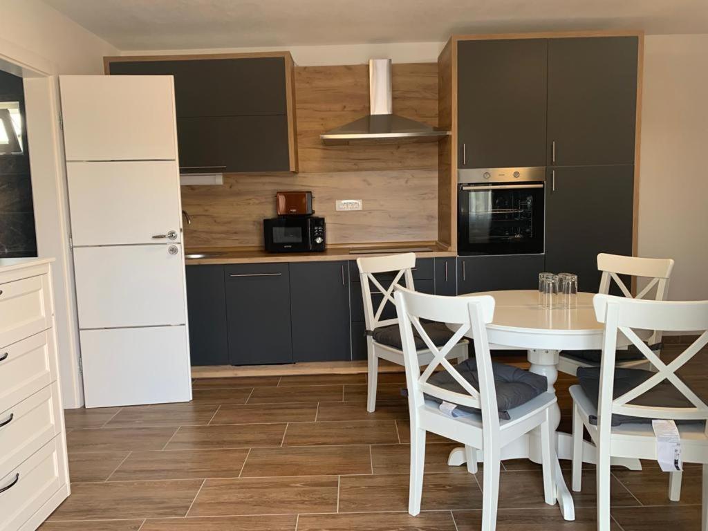 Apartmani Albatros Perusic Buitenkant foto