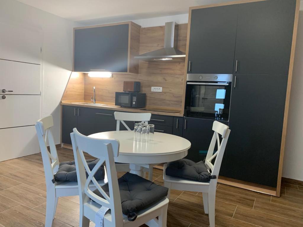 Apartmani Albatros Perusic Buitenkant foto