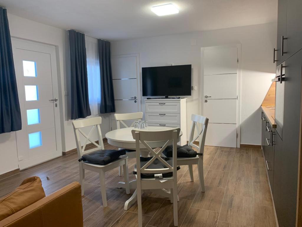 Apartmani Albatros Perusic Buitenkant foto