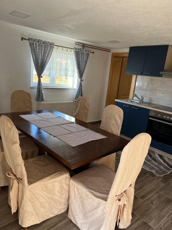 Apartmani Albatros Perusic Buitenkant foto