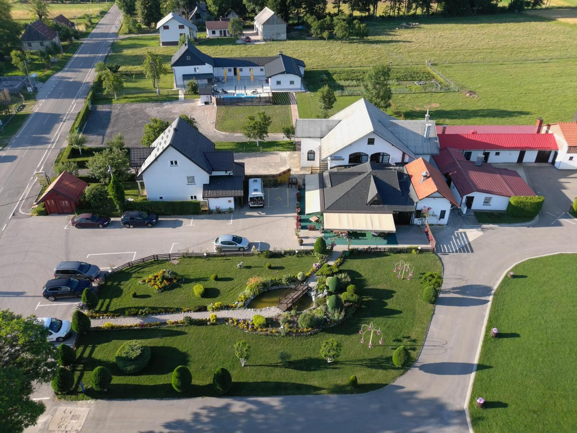 Apartmani Albatros Perusic Buitenkant foto