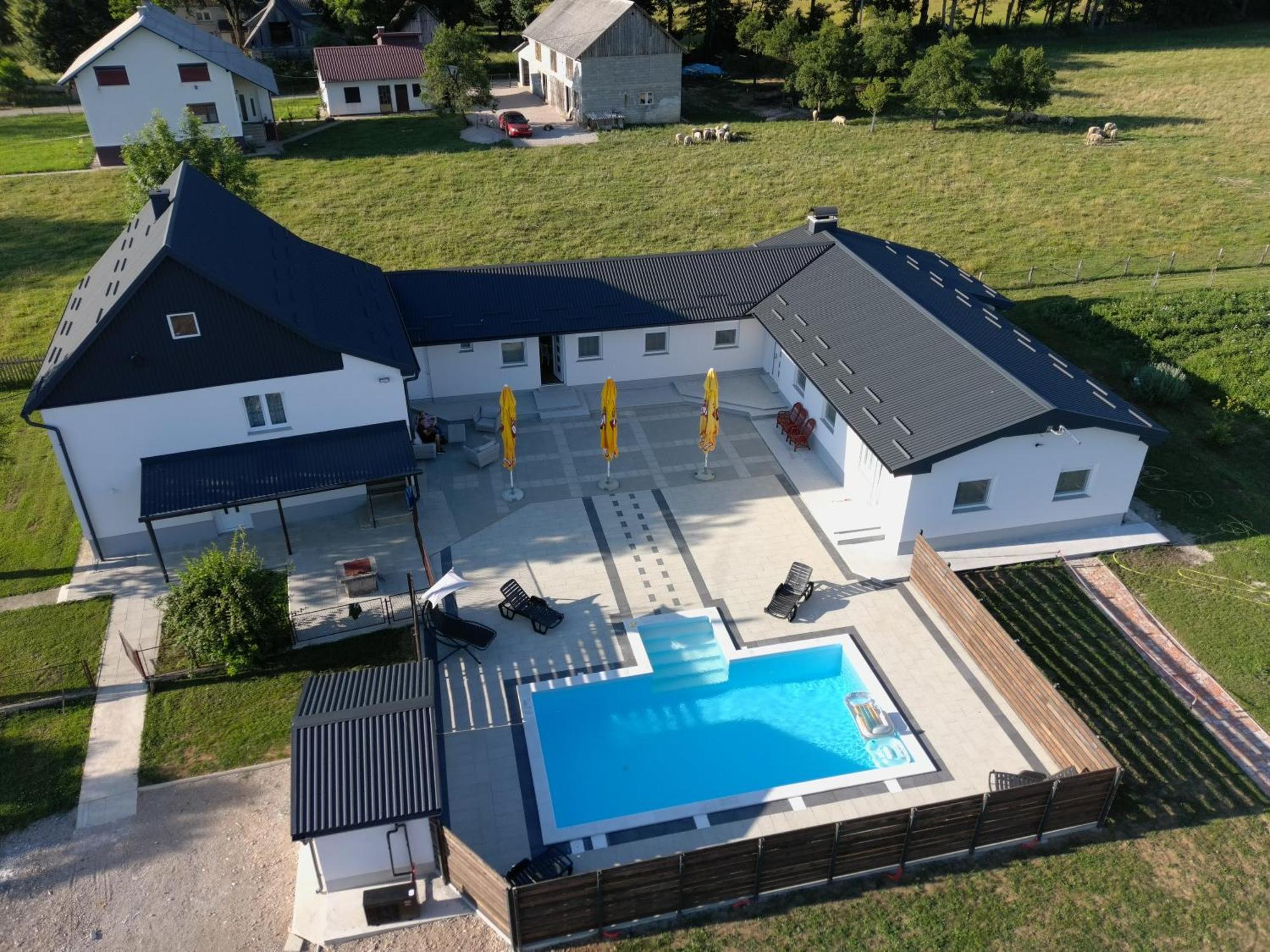 Apartmani Albatros Perusic Buitenkant foto